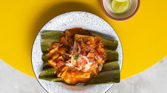 Plátano verde, maní, pescado o camarón (o ambos), cocidos al vapor envueltos en una hoja de plátano. Unión mágica que forma el bollo de verde. Aquí una presentación del restaurante La Ñora.