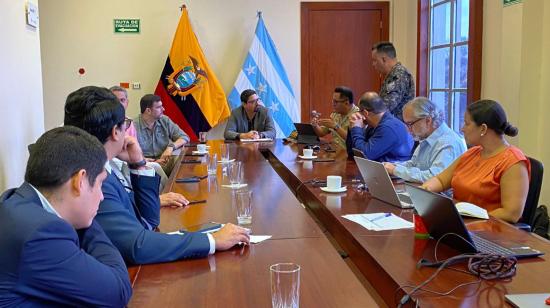 El alcalde de Guayaquil, Aquiles Alvarez, junto a delegados del Gobierno, en la primera mesa técnica de seguridad en la Gobernación, el 15 de diciembre de 2023. 