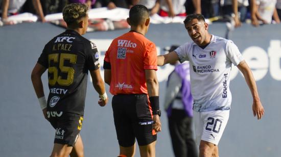 Los jugadores Kendry Páez, de IDV, y Lisandro Alzugaray, de Liga, durante la primera final de LigaPro, el domingo 10 de diciembre de 2023.