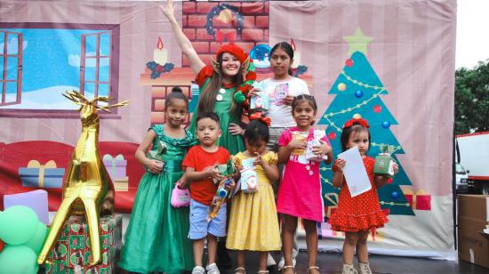 Varios niños asisten a un evento navideño en el sector de La Florida, norte de Guayaquil.