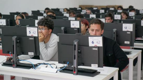 Bachilleres rinden el examen de ingreso en la Universidad de Cuenca, el 28 de julio de 2023.