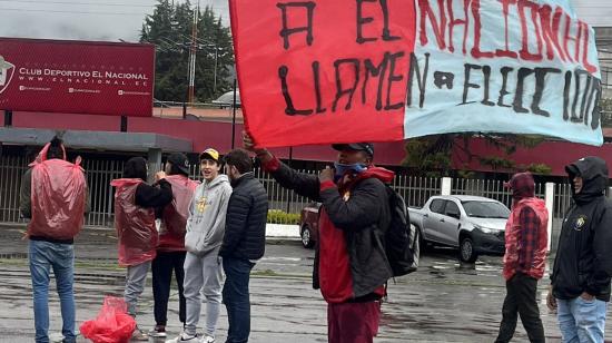 Hinchas de El Nacional con banderas a las afueras de la sede del club, en Quito, el 15 de diciembre de 2023.