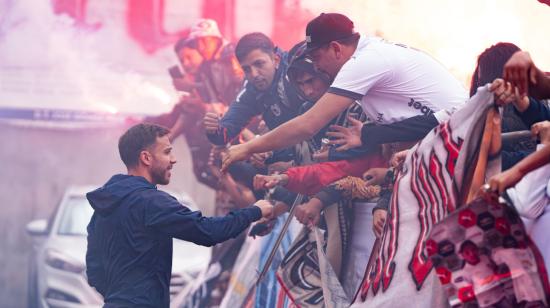 Hinchas de Liga de Quito organizaron un banderazo en el estadio Rodrigo Paz Delgado, el 16 de diciembre de 2023.