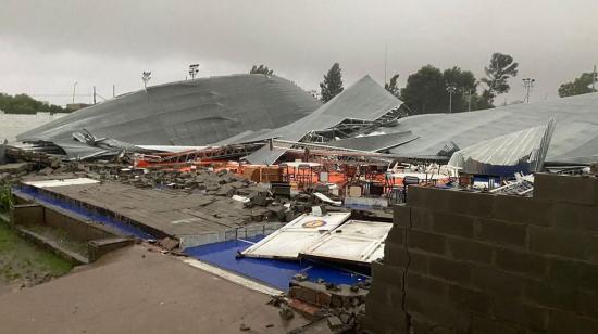 Estado en el que quedó el coliseo del Club Bahiense del Norte, en Bahí Blanca, en la provincia de Buenos Aires, la noche del 16 de diciembre de 2023, tras la tempestad.