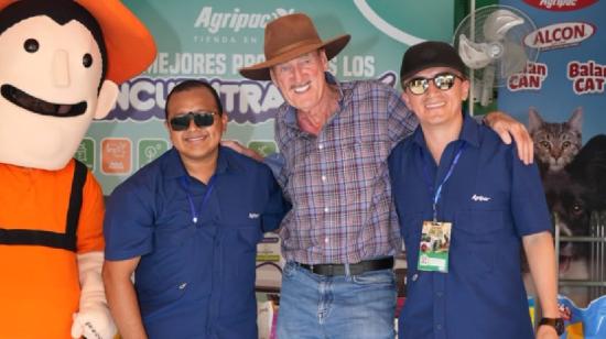 Colin Armstrong, en el centro, durante una feria de su compañía. Foto tomada en octubre de 2023.