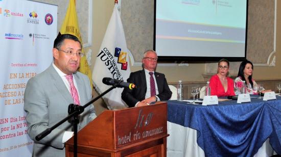 Iván Saquicela, presidnete de la Corte Nacional, habla en un evento académico, el 30 de noviembre.