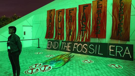 Un mural de ambientalistas abogando por el fin de la producción de combustibles fósiles en la COP28, Dubai, el 15 de diciembre de 2023.