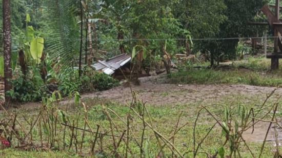 Los habitantes de la comunidad Shuar Shiriam Papunas tuvieron que desalojar sus viviendas y buscar refugio en lo alto de la montaña para evitar ser arrastrados por la corriente, el 17 de diciembre de 2023.
