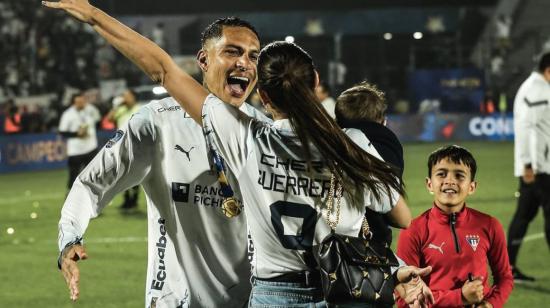 Paolo Guerrero, junto a su esposa Ana Paula Consorte, después del título de Liga en la Copa Sudamericana, el 28 de octubre de 2023. 