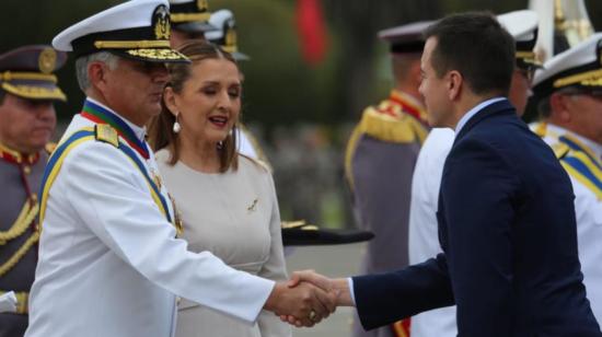 El presidente Daniel Noboa (derecha) saluda al jefe del comando conjunto de las FF.AA., Jaime Vela Erazo, en Quito, el 18 de diciembre de 2023.