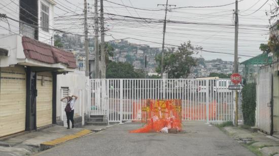 La calle Primera de Los Ceibos (en la salida a la Vía a Daule), con una reja instalada ante la inseguridad.