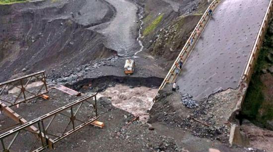 Imagen panorámica de la vía El Chaco-Reventador, destruida tras la crecida del río Marker en Napo, el 18 de diciembre de 2023.