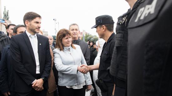 Patricia Bullrich, ministra del Interior de Argentina, mostró su respaldó a policías de ese país.