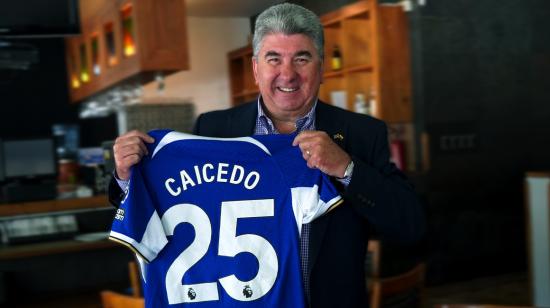 Chris Campbell sostiene una camiseta de Moisés Caicedo, del Chelsea, durante una entrevista en Quito, en noviembre de 2023. 