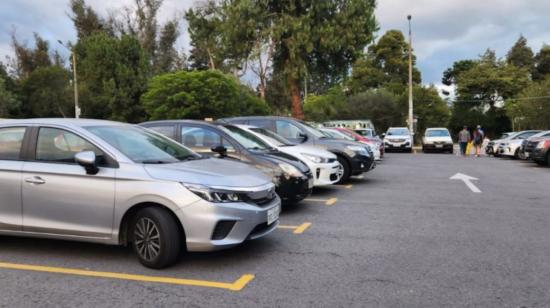 Autos parqueados en un estacionamiento del Municipio de Quito, el 18 de diciembre de 2023.