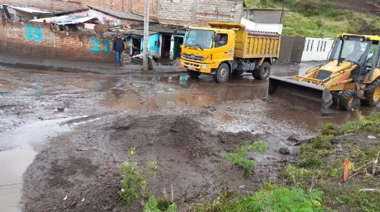 Maquinaria realiza tareas de limpieza de una inundación en Tulcán, Carchi, el 18 de diciembre de 2023.