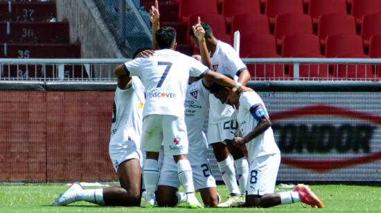 Los jugadores de Liga celebran el título Sub 17 en el estadio Rodrigo Paz Delgado, el 20 de diciembre de 2023.