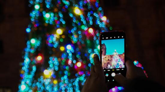 Detalle de un teléfono mientras se toma una fotografía en inmediaciones de la basílica de San Francisco en Bolivia, el 15 de diciembre de 2023.