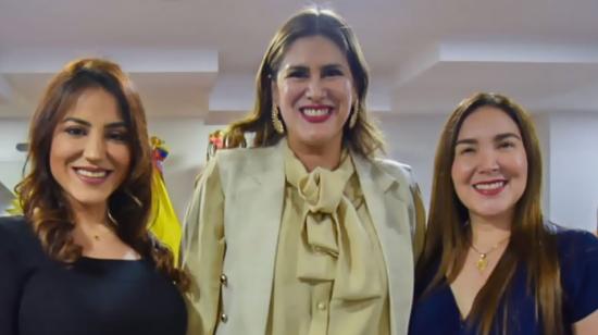 Mayra Salazar (izq), Cristina Reyes y Fabiola Gallardo, en los 44 años de vida institucional del Parlamento Andino, en Colombia, el 25 de octubre de 2023.