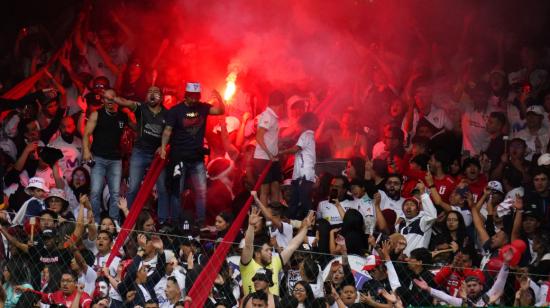 Hinchas de Liga de Quito prenden bengalas durante la final de vuelta de la LigaPro, el 17 de diciembre de 2023.