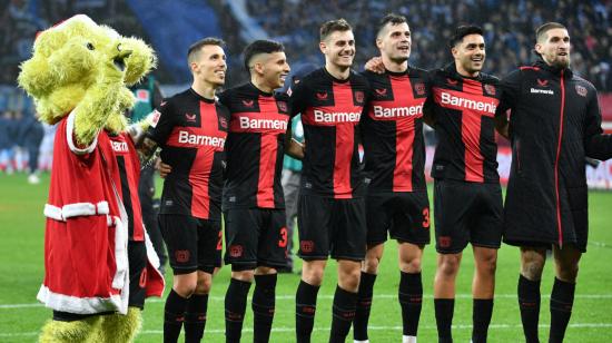 Los jugadores del Bayer Leverkusen festejan un triunfo en su estadio, el 20 de diciembre de 2023.