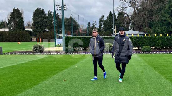 Kendry Páez junto a Mauricio Pochettino, en el entrenamiento del Chelsea, el 21 de diciembre de 2023. 