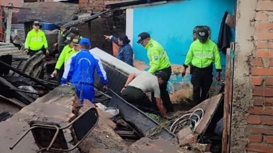 Un adulto mayor murió  tras fuertes lluvias y una inundación en el barrio El Polígono, en Tulcán (Carchi), el lunes 18 de diciembre del 2023.