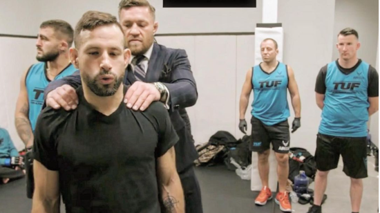 El peleador ecuatoriano Carlos Vera siendo apoyado por el irlandés Conor McGregor en The Ultimate Fighter, en junio de 2023.