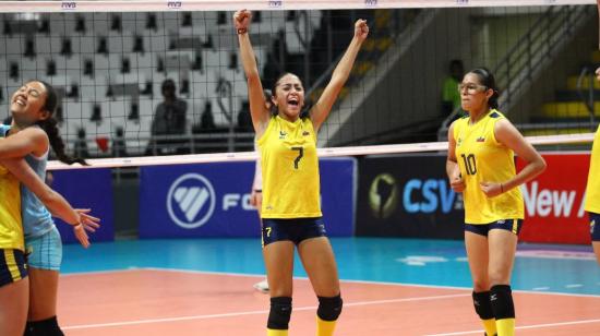 Martina Mullo, celebrando la clasificación de Ecuador a cuartos de final en el Campeonato Sudamericano de Voleibol Femenino Sub 17.