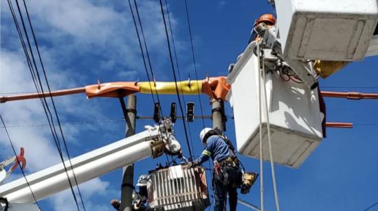 Foto referencial de los trabajos en las líneas de distribución de electricidad, el 4 de diciembre de 2023.