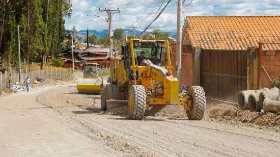 Maquinaria de la Prefectura del Azuay ejecuta trabajos en una vía.