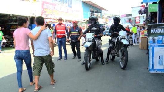 La Policía vigila la zona comercial de Manta ante la amenaza de los extorsionadores, el 22  de diciembre de 2023. 