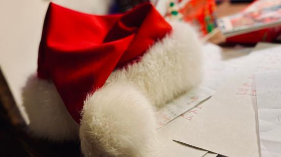 Imagen referencial de un gorro de Papá Noel junto a cartas en el Museo de Santa Claus, Estados Unidos.