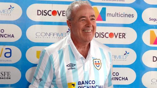 Jorge Célico sonríe con la camiseta de Universidad Católica, en Quito, el 6 de diciembre de 2023.