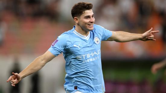 El delantero argentino Julián Álvarez festeja un gol con el Manchester City, en Yeda, el 22 de diciembre de 2023.