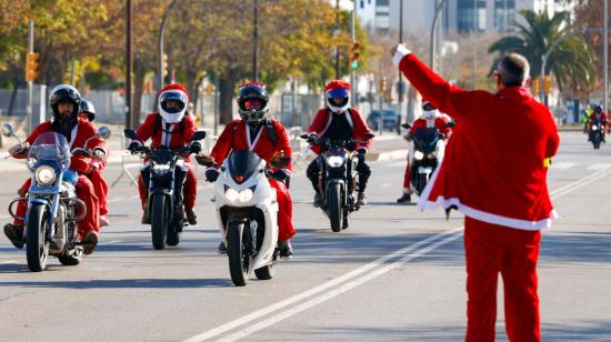 La fiesta solidaria de la Papanoelada Motera, organizada para recoger juguetes para niños de familias desfavorecidas, en Cataluña, el 17 de diciembre de 2023. 