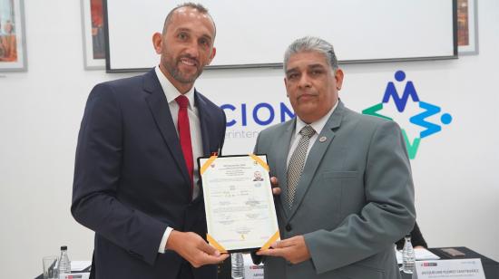 Hernán Barcos recibe su carta de naturalización en Perú, el 22 de diciembre de 2023.