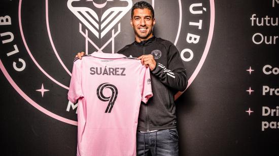 Luis Suárez sostiene la camiseta del Inter Miami, el viernes 22 de diciembre de 2023.