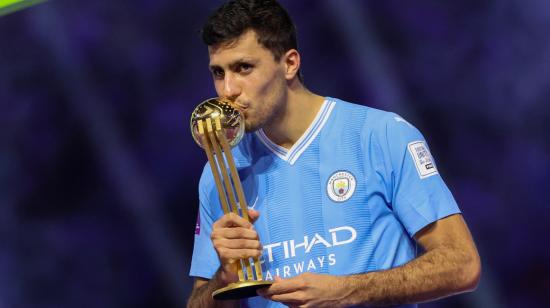 El futbolista español Rodri, Manchester City, besa el trofeo al mejor jugador del Mundial de Clubes, el 22 de diciembre de 2023.