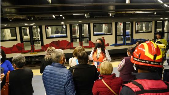 Personas en el Metro de Quito, en enero de 2023.