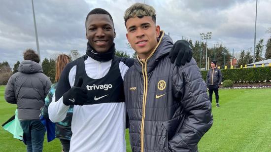 Los ecuatorianos Moisés Caicedo y Kendry Páez en el complejo deportivo del Chelsea, en diciembre de 2023.