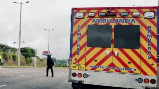 Una ambulancia del Cuerpo de Bomberos de Quito en el sector del Puente Juan Larrea, Ruta Viva, el 26 de diciembre de 2023.