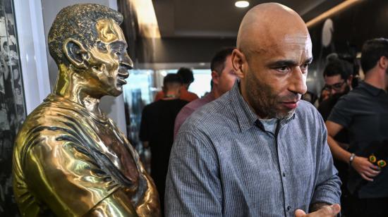 Edinho junto a una estatua de su padre Pelé, 15 de mayo de 2023.