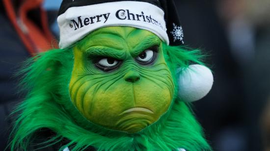 Un hincha del Newcastle, vestido de Grinch, llegó al partido contra el Nottingham, el Boxing Day, el 26 de diciembre de 2023. 