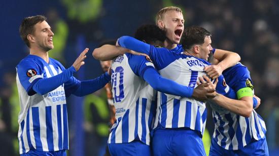 Los jugadores de Brighton se abrazan luego del partido de 14 de diciembre de 2023.