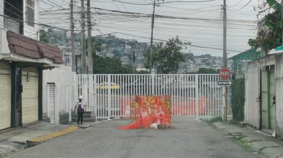 Portones de seguridad instalados por la comunidad en una calle de Los Ceibos, al norte de Guayaquil.  