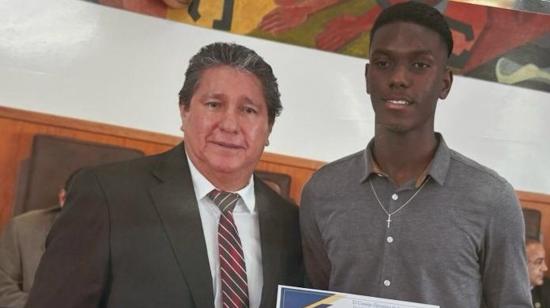 El jugador de Barcelona SC, Allen Obando, recibió un reconocimiento por su desempeño académico y deportivo, el 26 de diciembre de 2023.