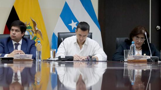 El presidente Daniel Noboa firma un documento oficial, el 15 de diciembre de 2023, en Samborondón.