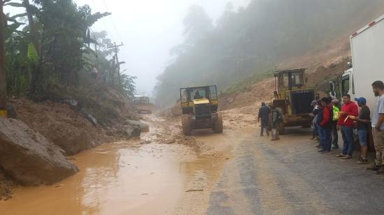 Maquinaria trabaja en la limpieza de la vía Cuenca-Girón-Pasaje.