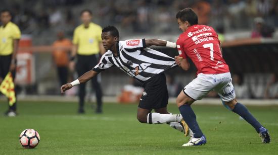 Juan Cazares, durante un partido de Copa Libertadores con Atlético Mineiro, el 9 de agosto de 2017.